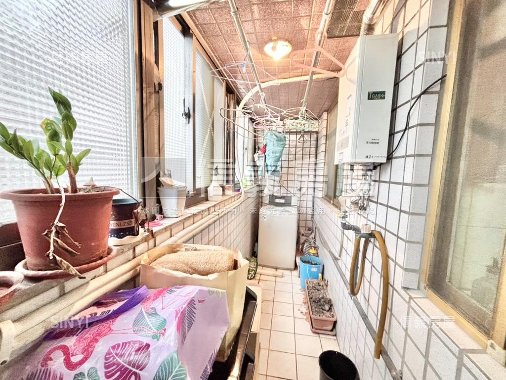 首選套房，獨立陽台及廚房房屋室內格局與周邊環境