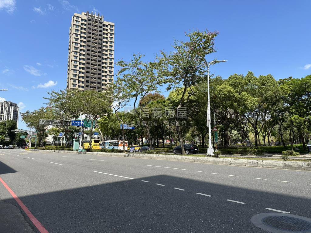 新板特區稀有店面房屋室內格局與周邊環境