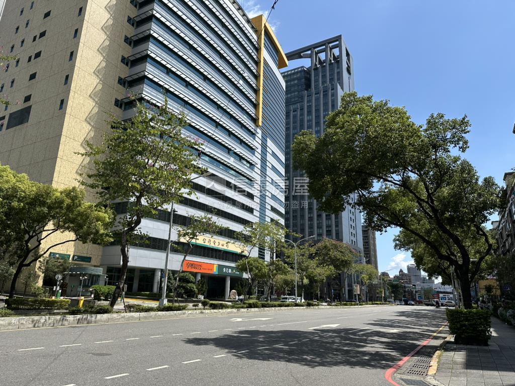 新板特區稀有店面房屋室內格局與周邊環境