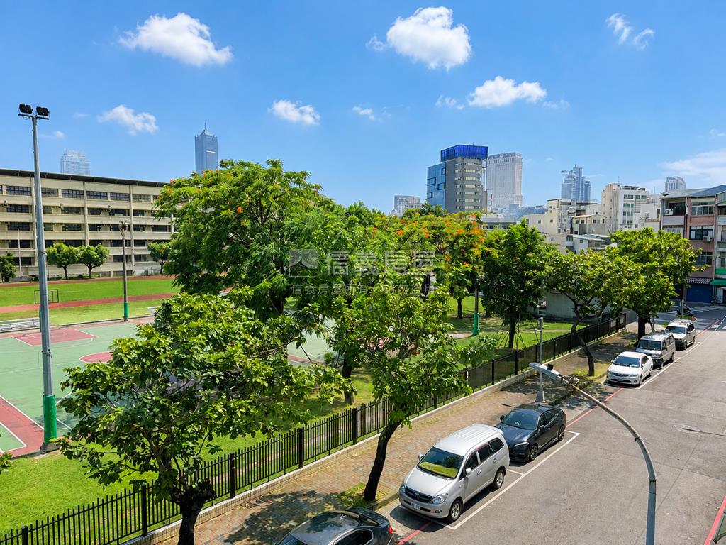 中央公園邊間文青優質透天房屋室內格局與周邊環境
