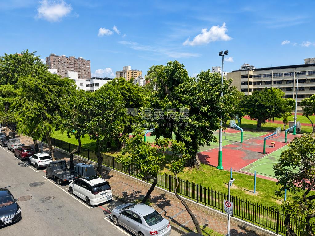 中央公園邊間文青優質透天房屋室內格局與周邊環境