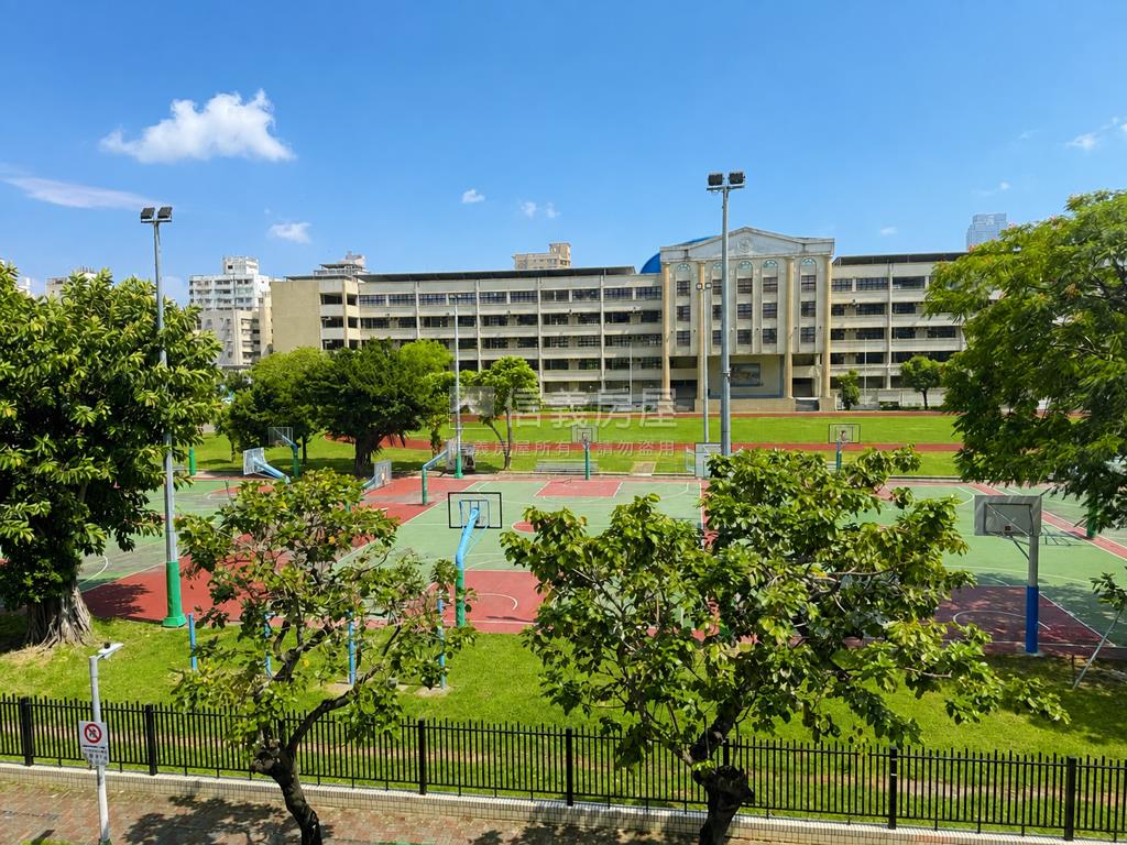 中央公園邊間文青優質透天房屋室內格局與周邊環境