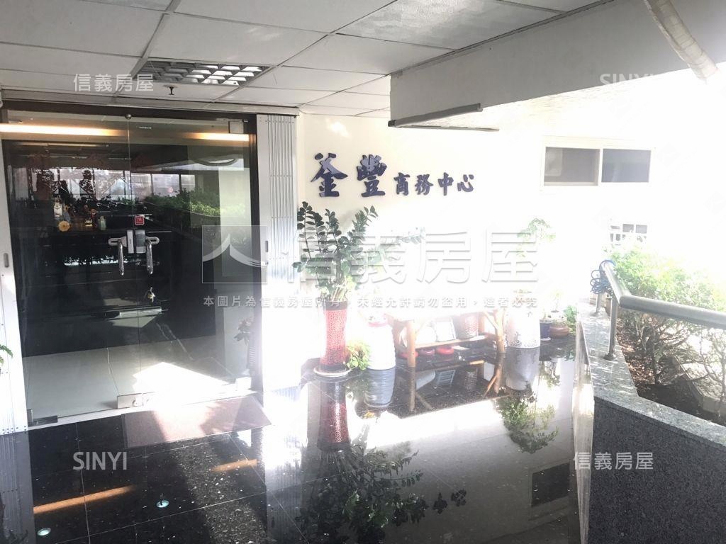 信義世貿高樓純辦１房屋室內格局與周邊環境