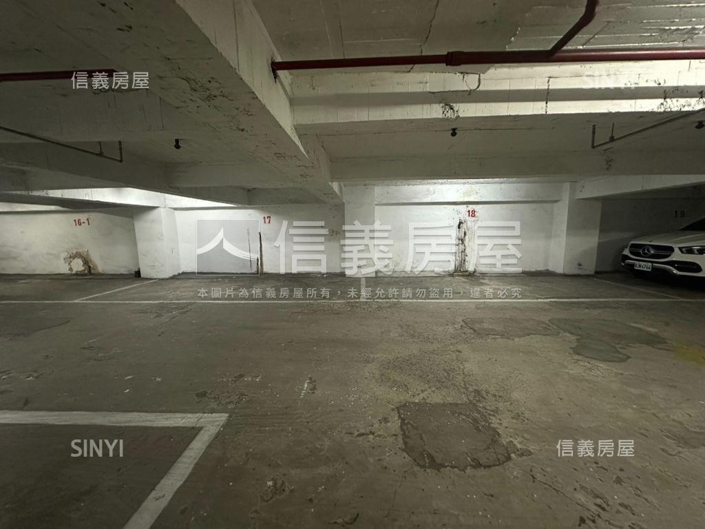 信義世貿高樓純辦１房屋室內格局與周邊環境