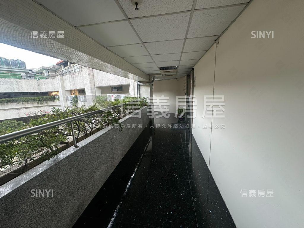 信義世貿高樓純辦１房屋室內格局與周邊環境
