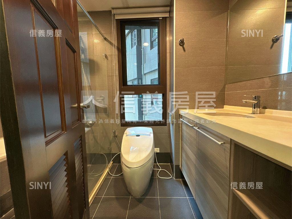 世界之星發財樓四房車位房屋室內格局與周邊環境