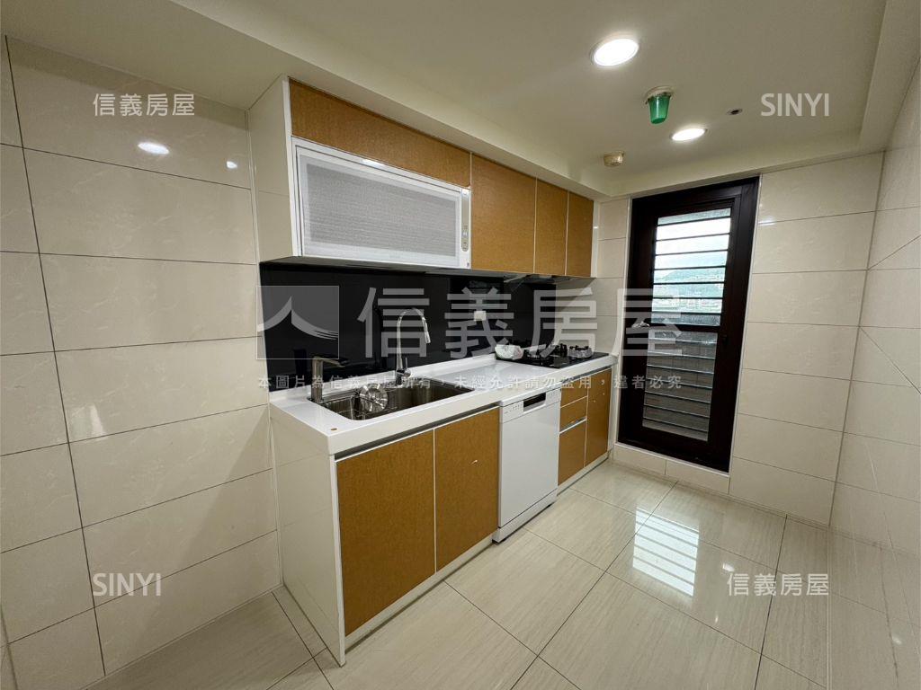 直面基隆港約５０坪大空間房屋室內格局與周邊環境