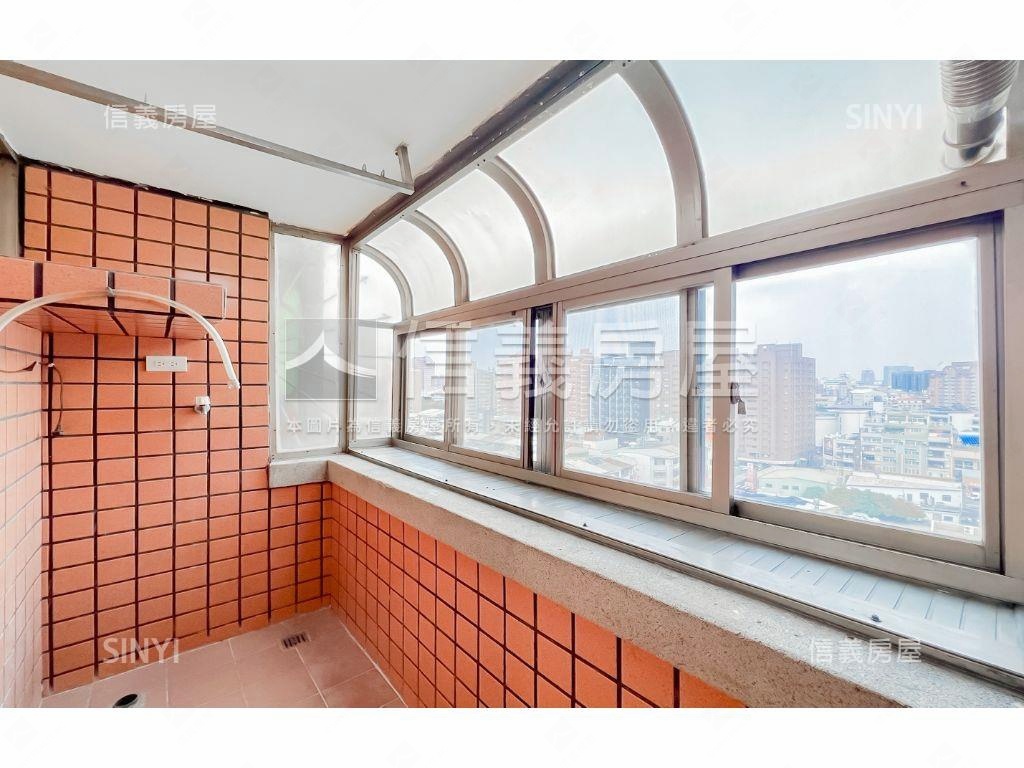 近國道逢甲三房車位新裝修房屋室內格局與周邊環境