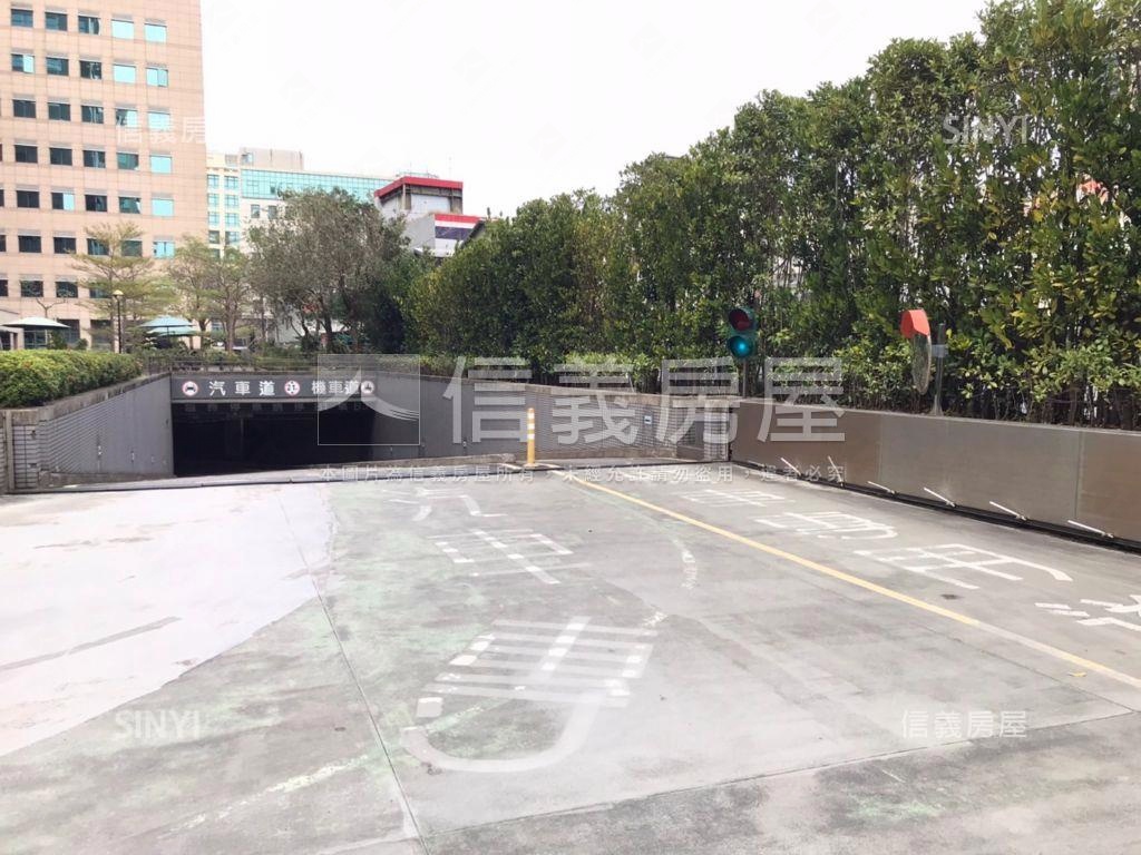耶魯經營中停車場８８車位房屋室內格局與周邊環境