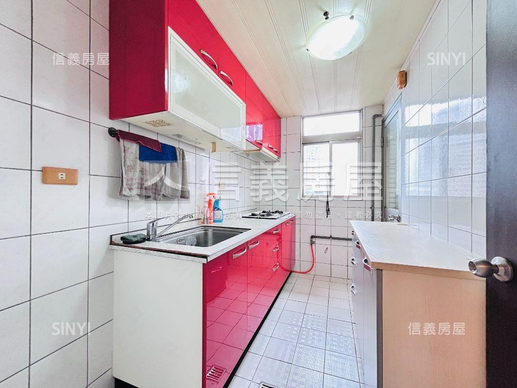 專任摩天芳鄰景觀三房車位房屋室內格局與周邊環境