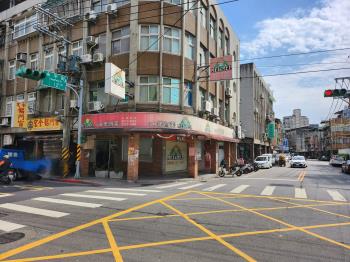 士林大面寬三角窗店面