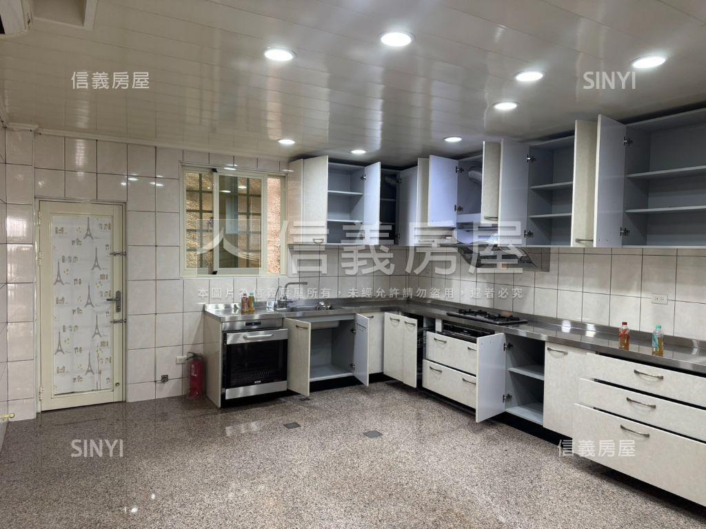 蘆竹南崁臨路透天店面房屋室內格局與周邊環境