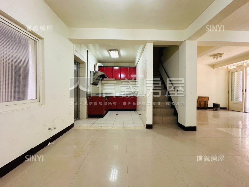 縣府特區翻新臨路透天房屋室內格局與周邊環境