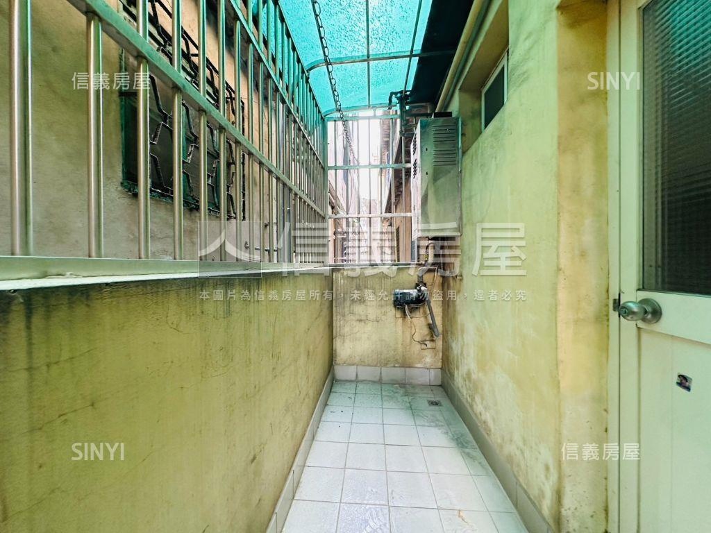 縣府特區翻新臨路透天房屋室內格局與周邊環境