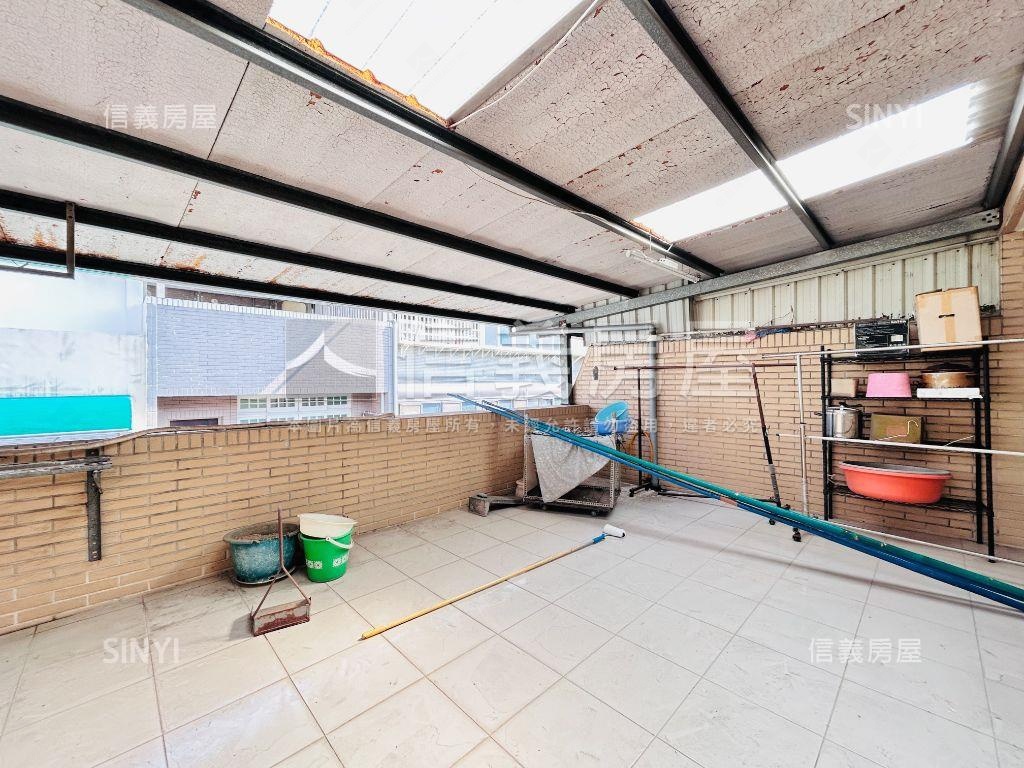 縣府特區翻新臨路透天房屋室內格局與周邊環境