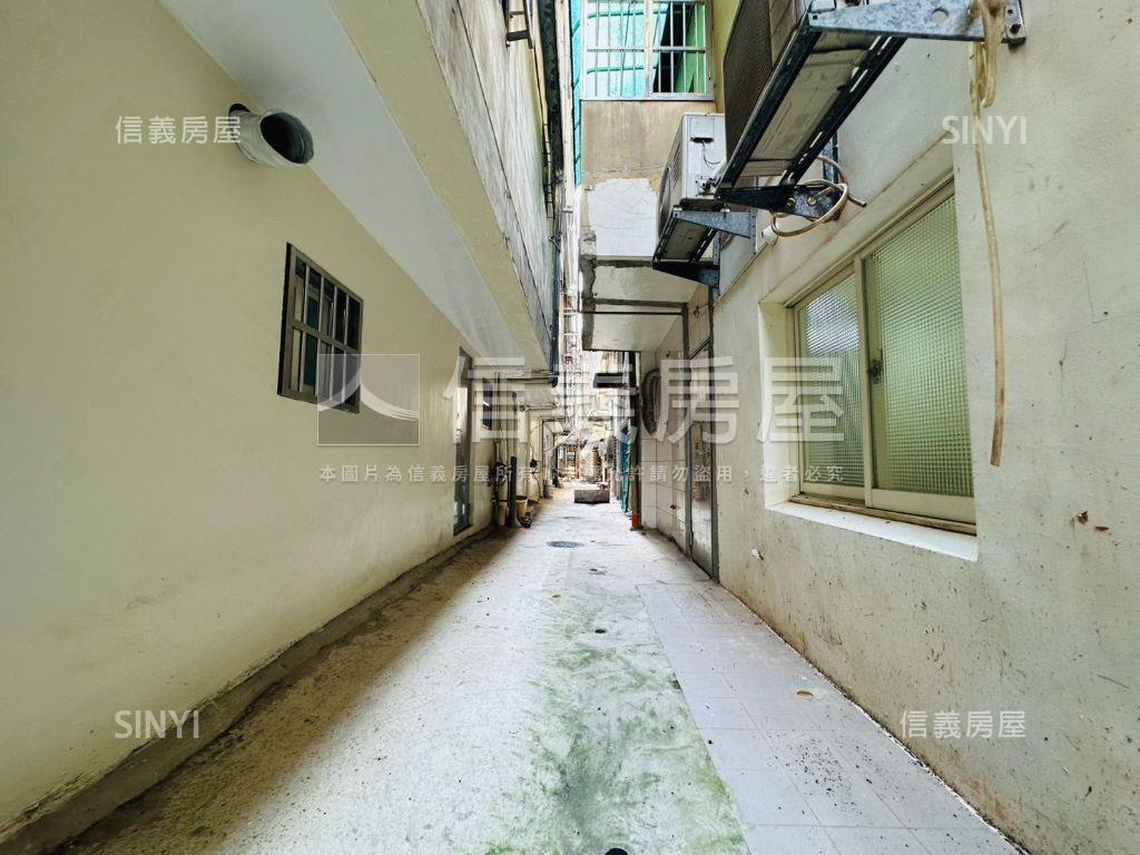 縣府特區翻新臨路透天房屋室內格局與周邊環境