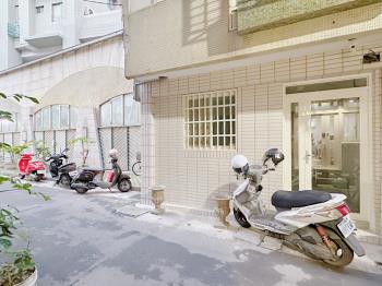 旺角旁巷子面寬一樓