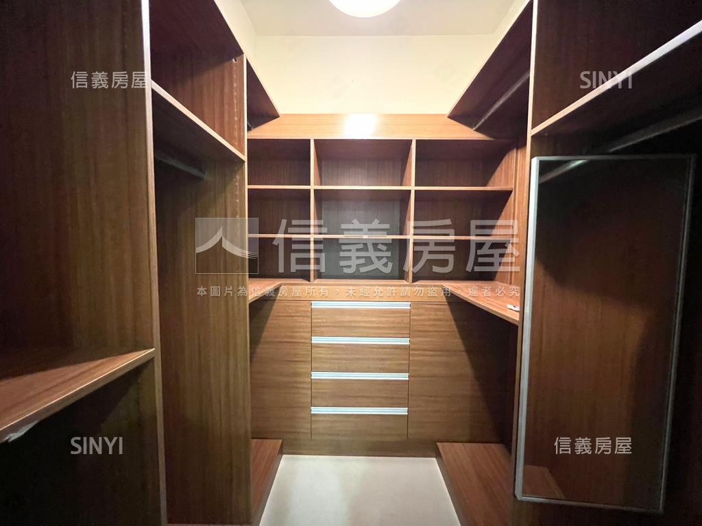 新埔巨蛋景觀四房車位房屋室內格局與周邊環境