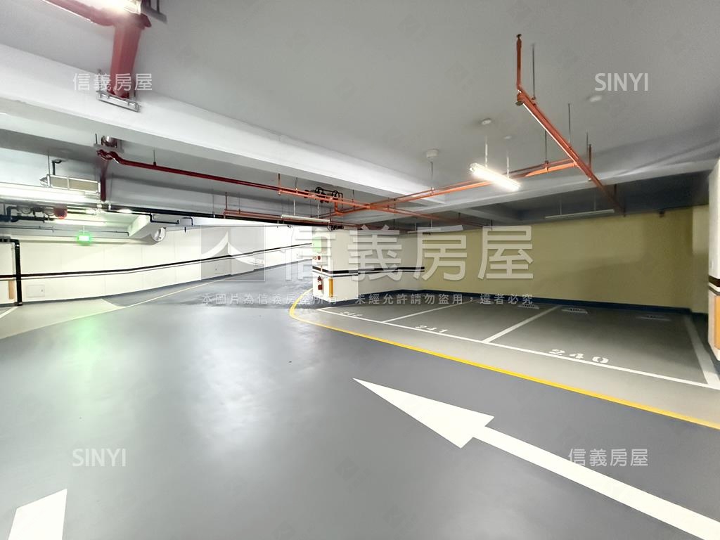 快樂星球挑高四米五含車位房屋室內格局與周邊環境