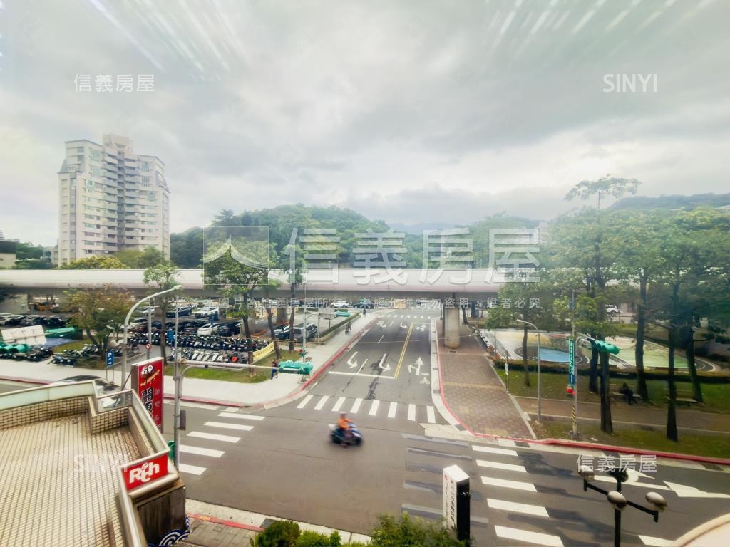 唭哩岸捷運旁辦公華廈房屋室內格局與周邊環境