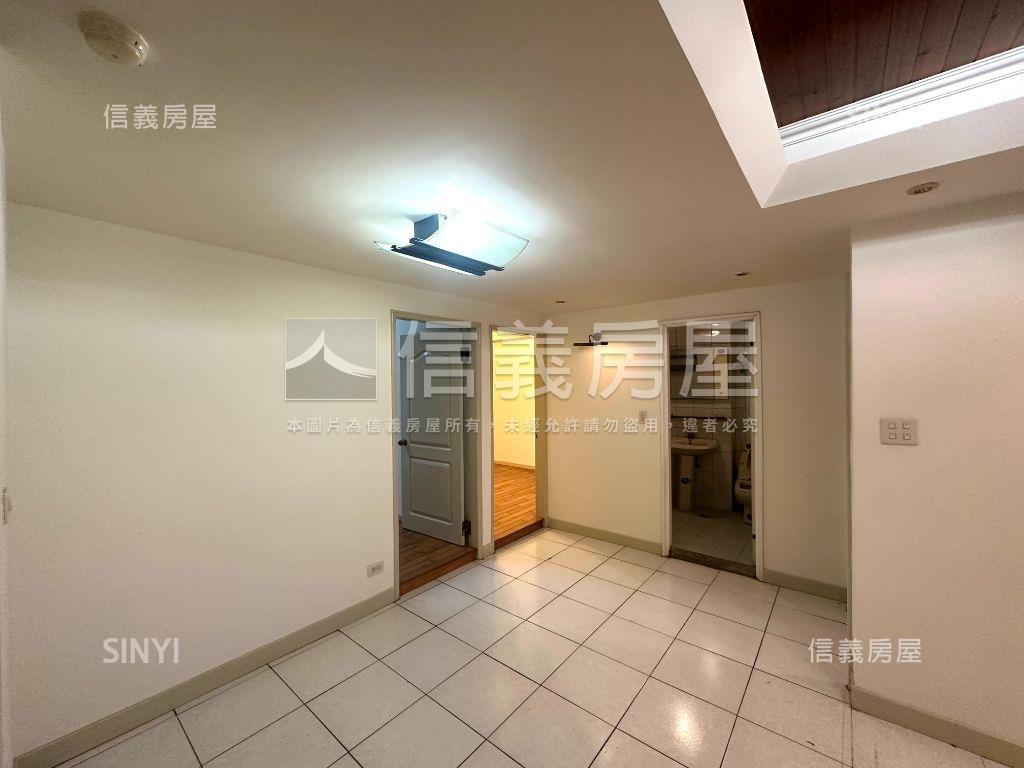 中華景觀次頂樓三房車位房屋室內格局與周邊環境