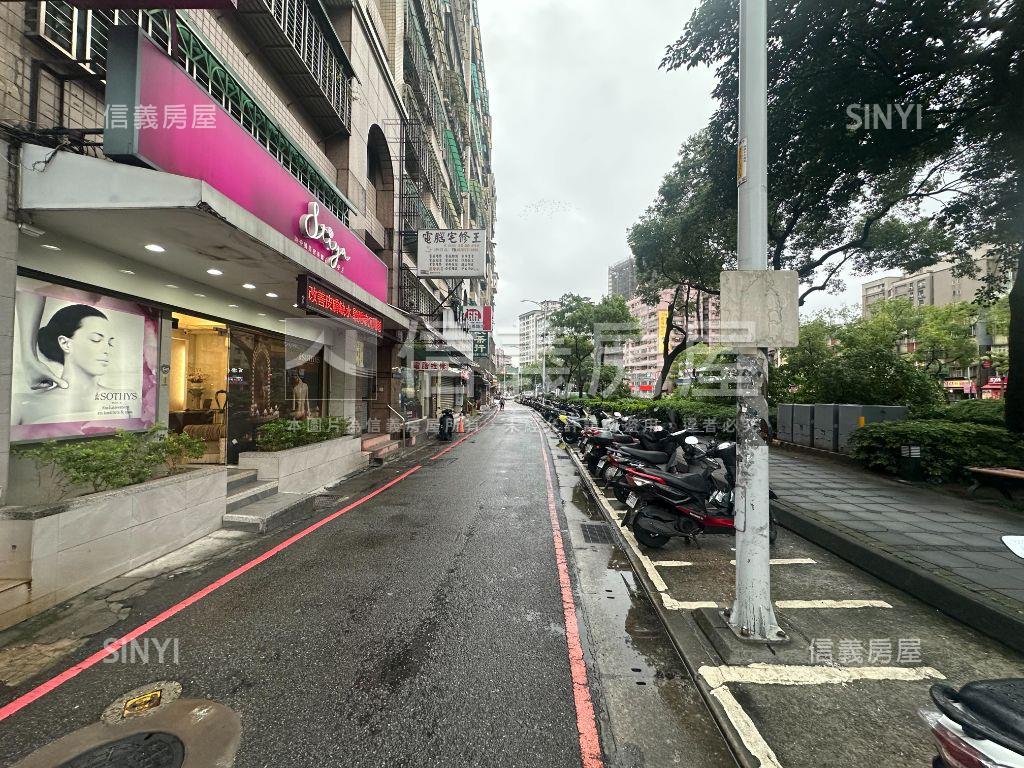 中華景觀次頂樓三房車位房屋室內格局與周邊環境