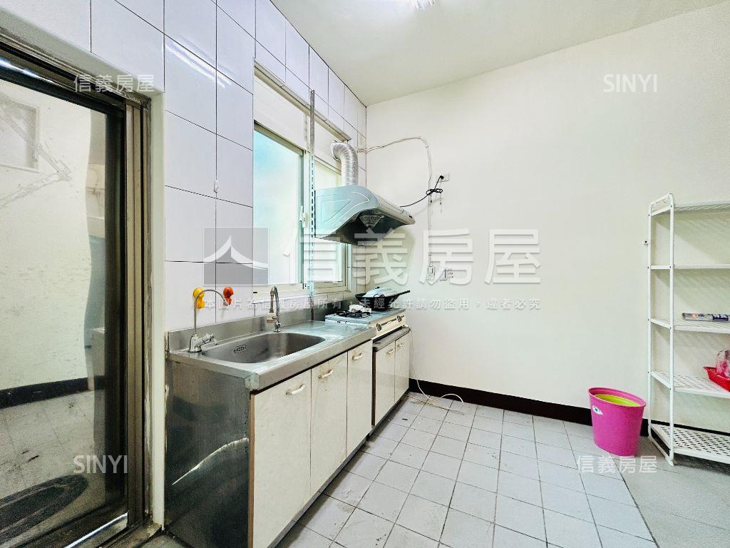 近捷運黃金三樓美寓房屋室內格局與周邊環境