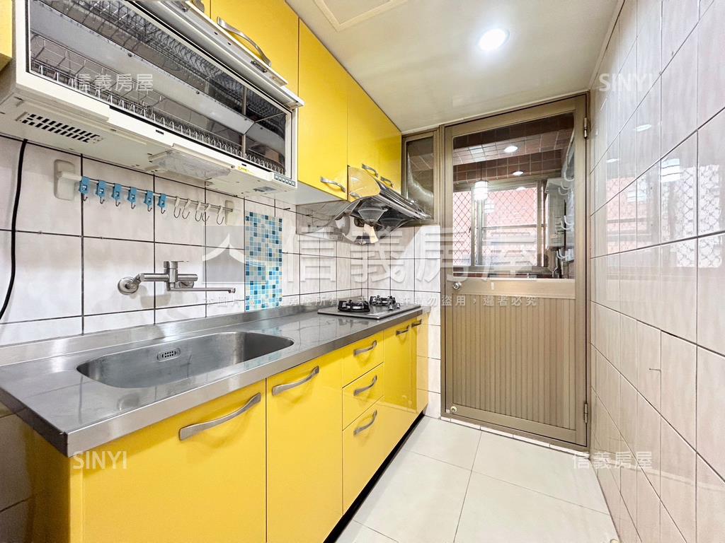 文化貴臨總圖旁電梯附車位房屋室內格局與周邊環境