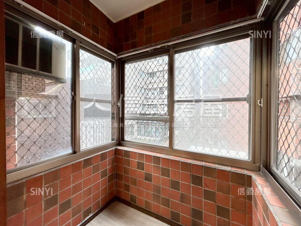 文化貴臨總圖旁電梯附車位房屋室內格局與周邊環境