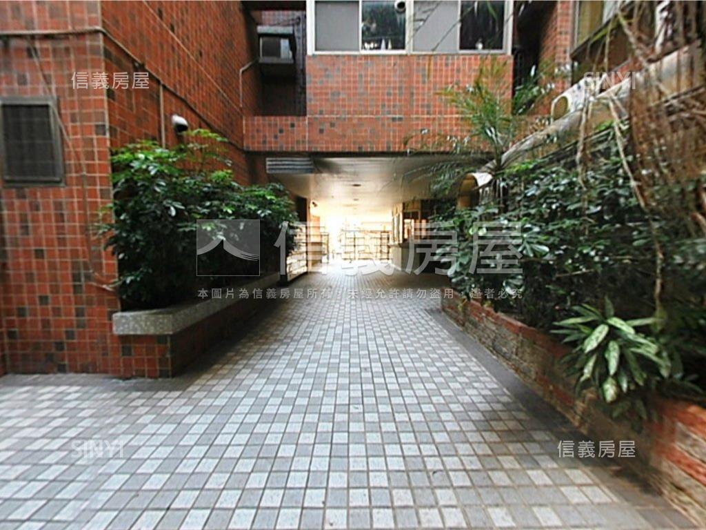 文化貴臨總圖旁電梯附車位房屋室內格局與周邊環境