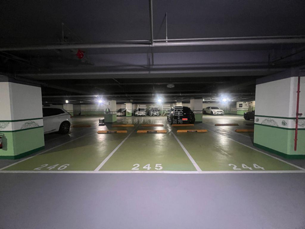 中悅皇苑Ｂ２連號車位房屋室內格局與周邊環境