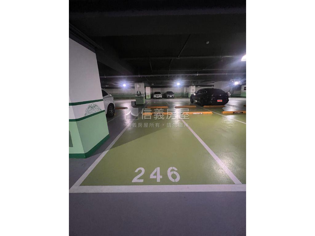 中悅皇苑Ｂ２連號車位房屋室內格局與周邊環境
