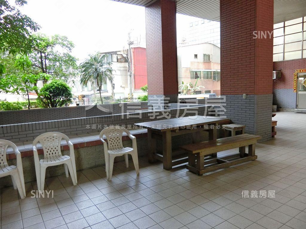 世電稀有Ｂ１車位房屋室內格局與周邊環境