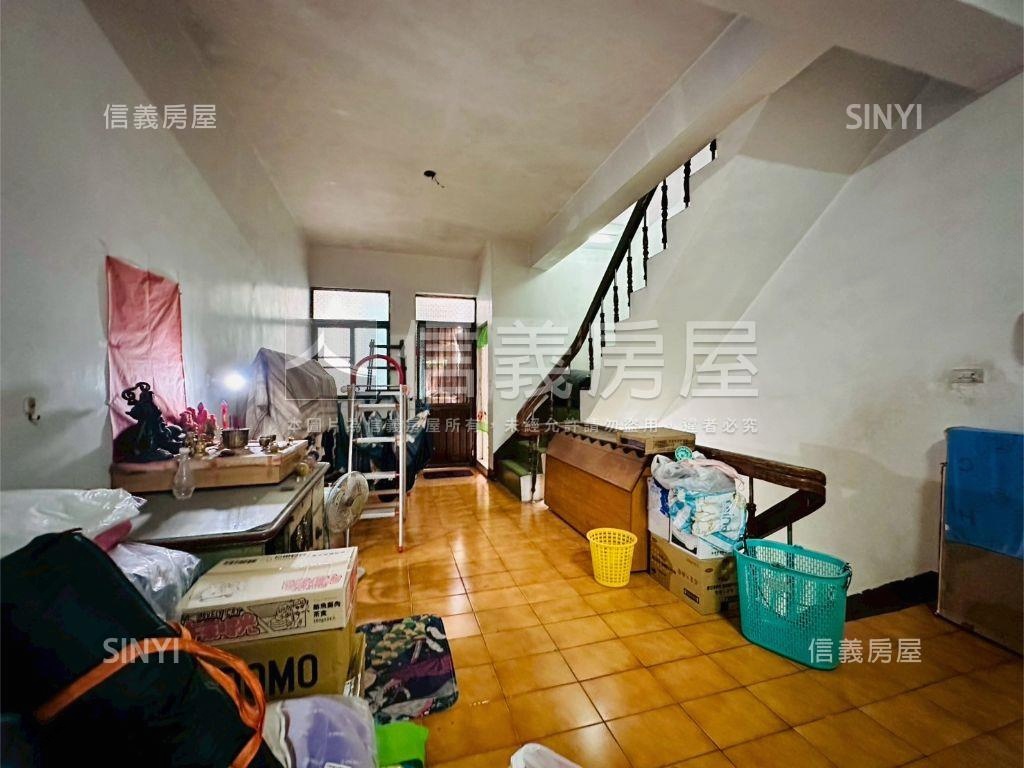 近ＳＫＭ百貨優質透天厝房屋室內格局與周邊環境