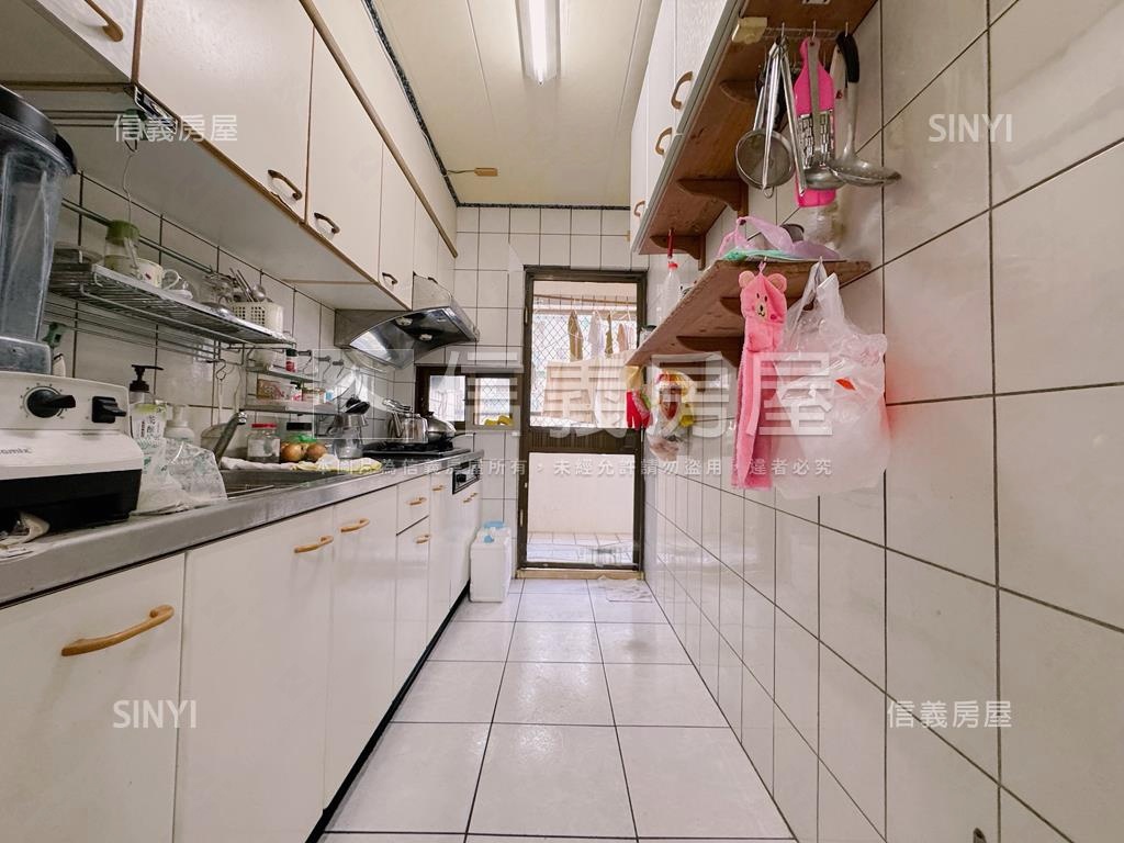 楠梓面公園三房車位房屋室內格局與周邊環境