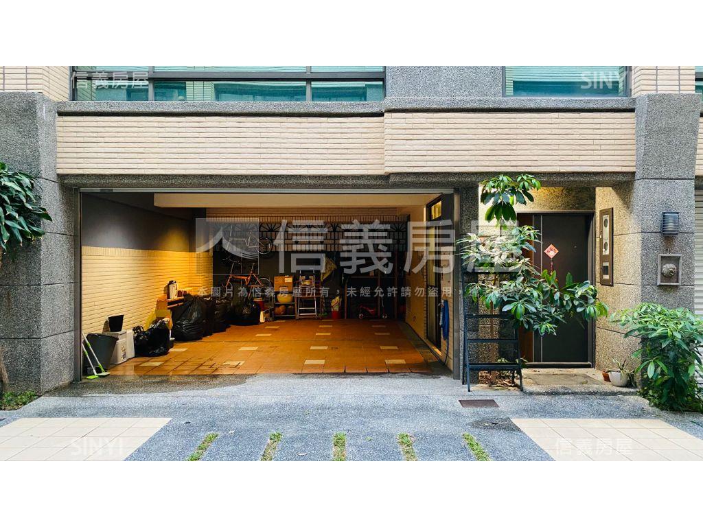 左營大面寬雙車墅房屋室內格局與周邊環境