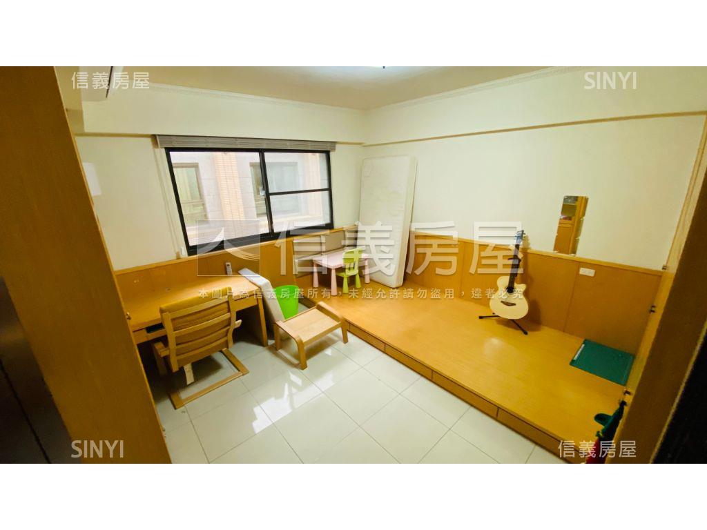 左營大面寬雙車墅房屋室內格局與周邊環境