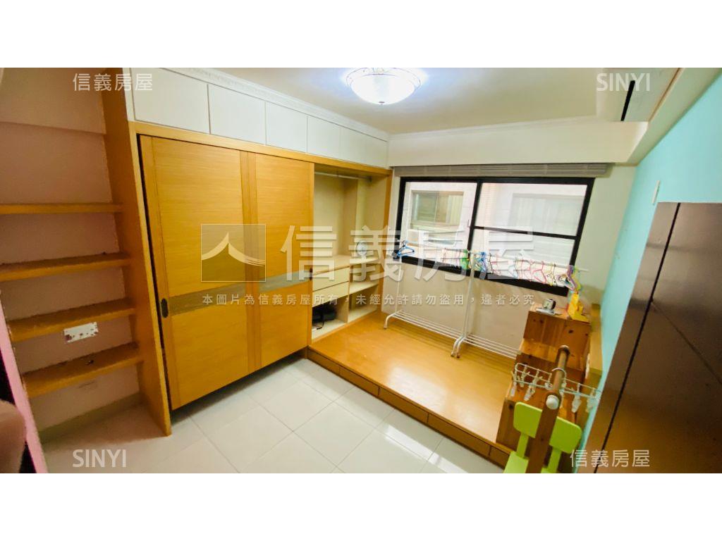 左營大面寬雙車墅房屋室內格局與周邊環境