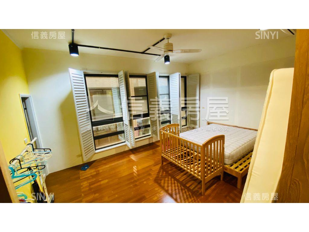 左營大面寬雙車墅房屋室內格局與周邊環境