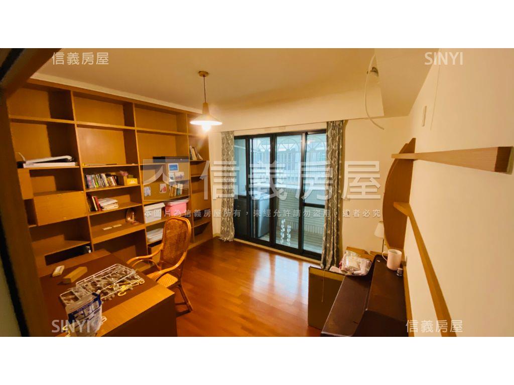 左營大面寬雙車墅房屋室內格局與周邊環境