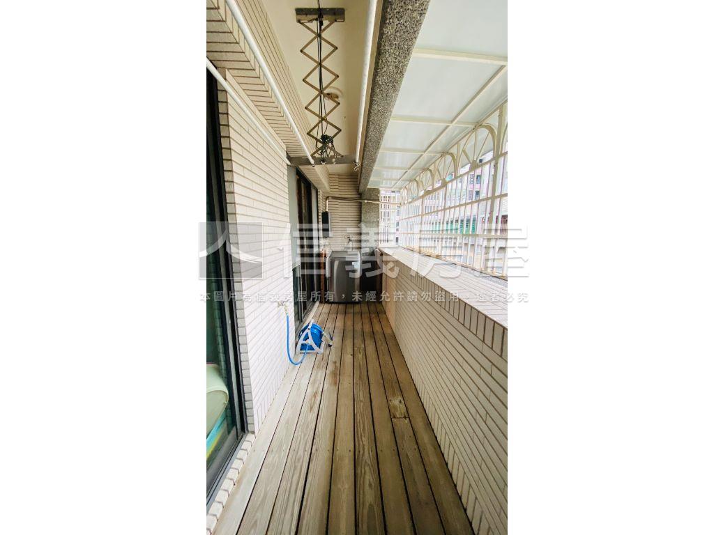 左營大面寬雙車墅房屋室內格局與周邊環境