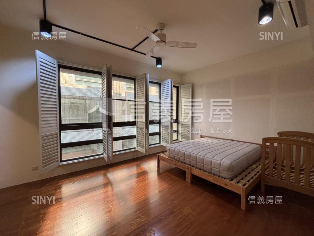 左營大面寬雙車墅房屋室內格局與周邊環境