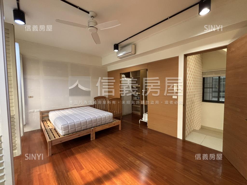 左營大面寬雙車墅房屋室內格局與周邊環境