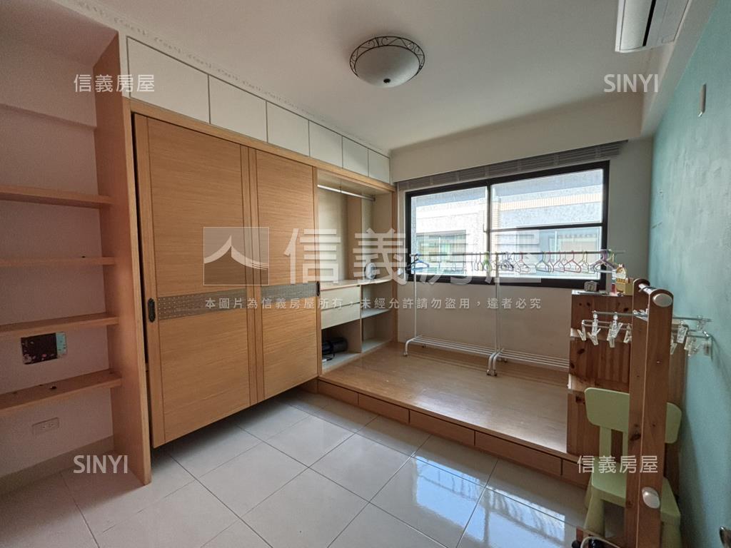 左營大面寬雙車墅房屋室內格局與周邊環境