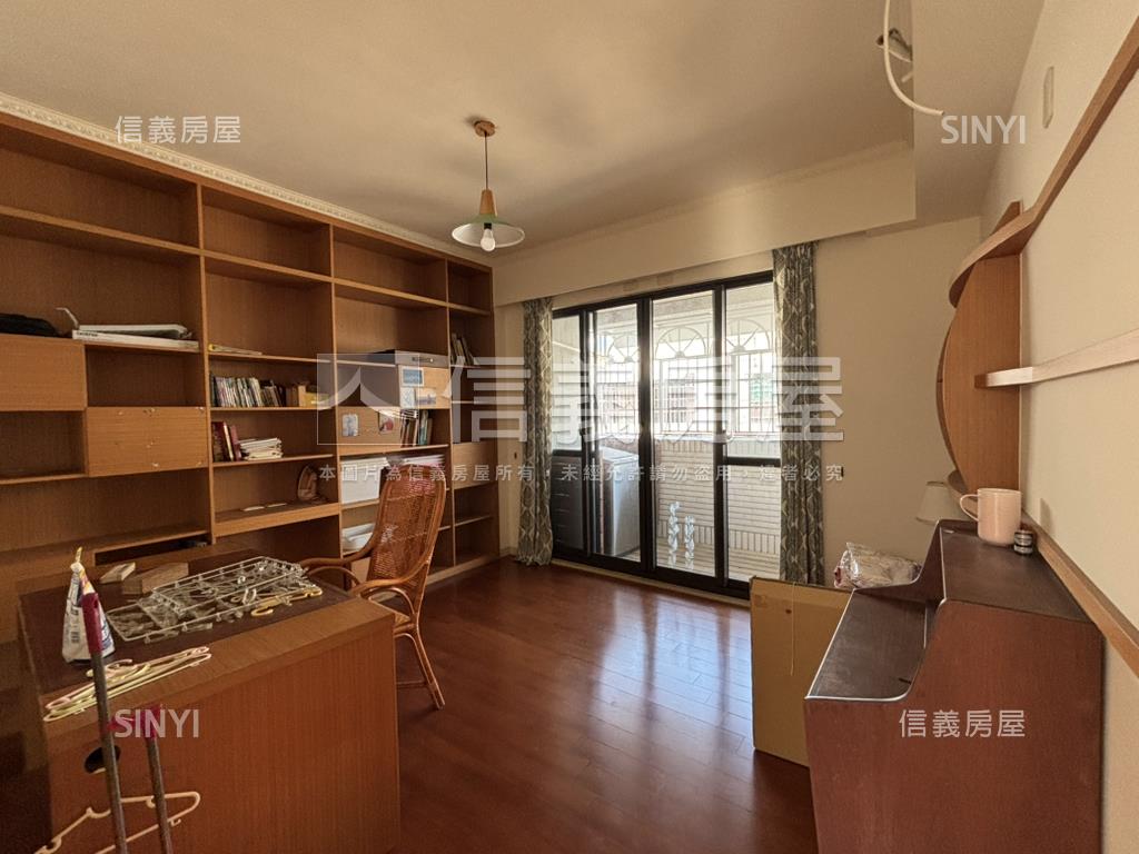 左營大面寬雙車墅房屋室內格局與周邊環境