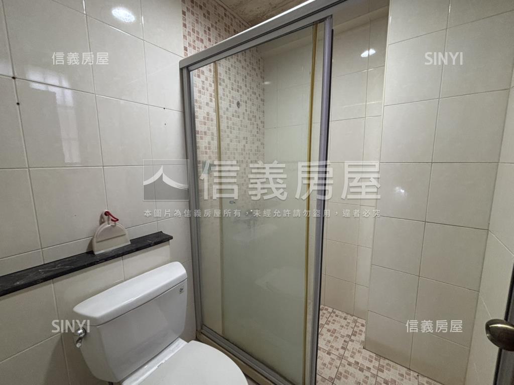 左營大面寬雙車墅房屋室內格局與周邊環境