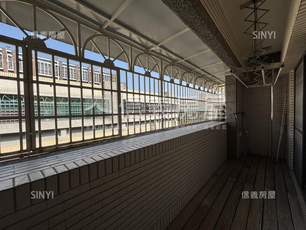 左營大面寬雙車墅房屋室內格局與周邊環境