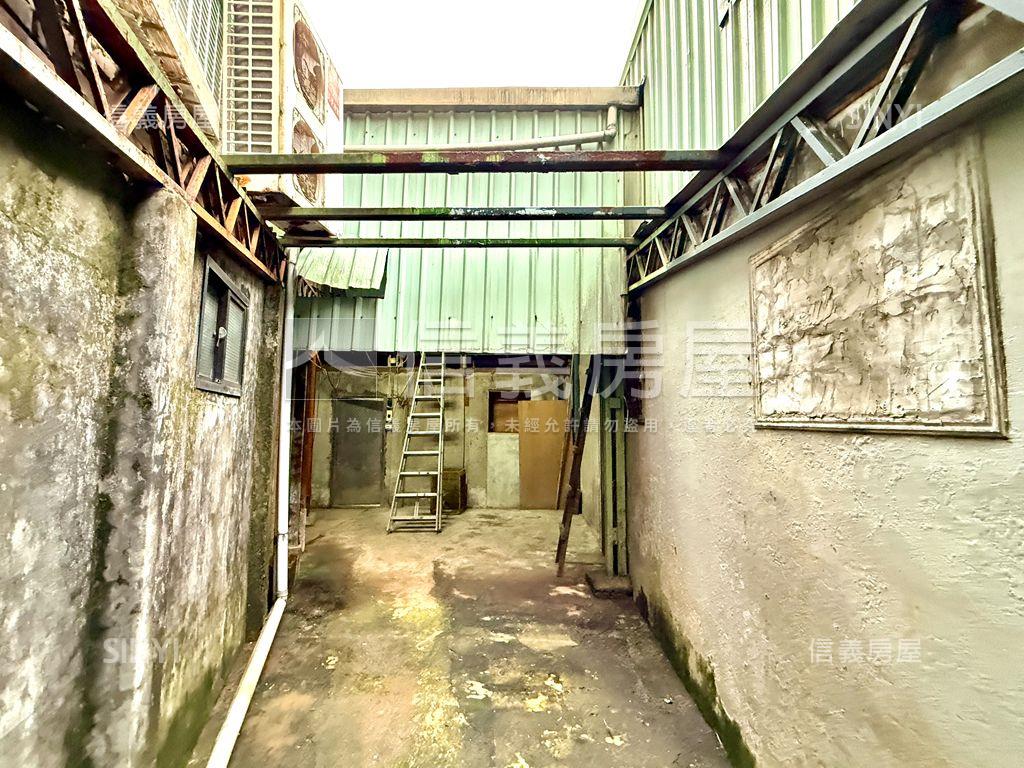 土地持分大。新埔捷運金店房屋室內格局與周邊環境