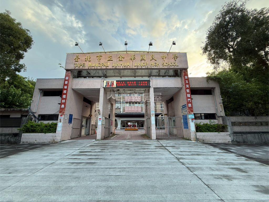 永康國際商圈公園旁美金店房屋室內格局與周邊環境
