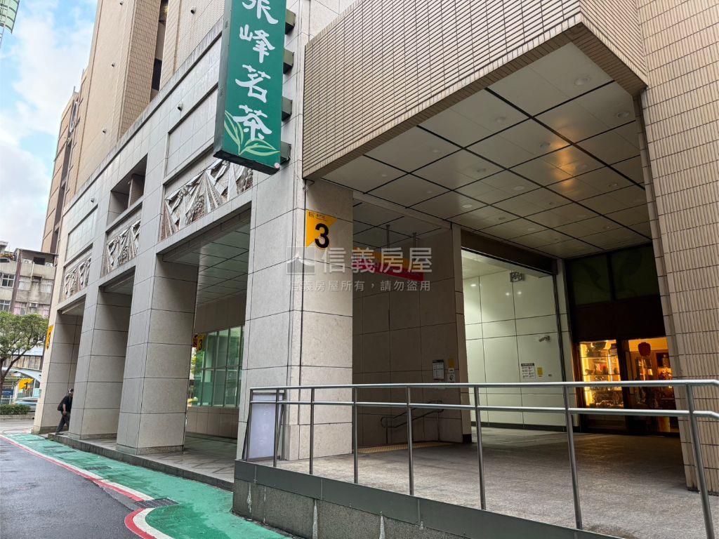 永康國際商圈公園旁美金店房屋室內格局與周邊環境